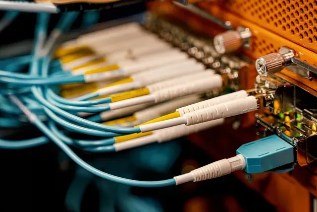 Mengapa Jaringan Fiber Optic Menjadi Pilihan Terbaik untuk Bisnis?